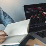 bestuderen van ratio-grafieken op basis van een grafiek op laptop