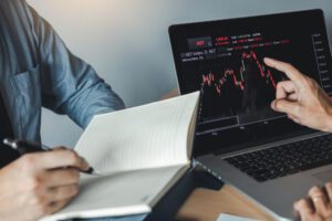 bestuderen van ratio-grafieken op basis van een grafiek op laptop