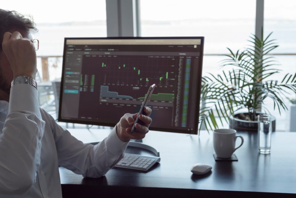 Voorbeeldgrafiek met Parabola-tool die kritieke koerszones markeert in Tesla en Air Liquide