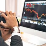 Deze afbeelding toont een man die handelt vanuit deze emotie en daar spijt van heeft.