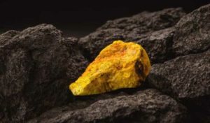 Investeren in uranium - Deze afbeelding toont ruw uranium in erts.