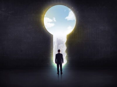 Conceptbeeld: sleutelgat met licht en een belegger die naar buiten kijkt — symbool voor momentum als sleutel