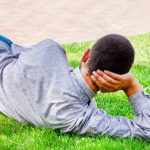 Grafiektypen Technische analyse - Man ligt ontspannen in het gras – metafoor voor rustig kijken en beter beslissen