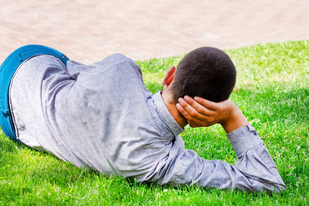 Grafiektypen Technische analyse - Man ligt ontspannen in het gras – metafoor voor rustig kijken en beter beslissen