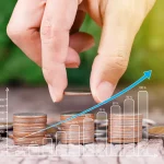 Waarom beleggen in aandelen illustratie met munten die groeien