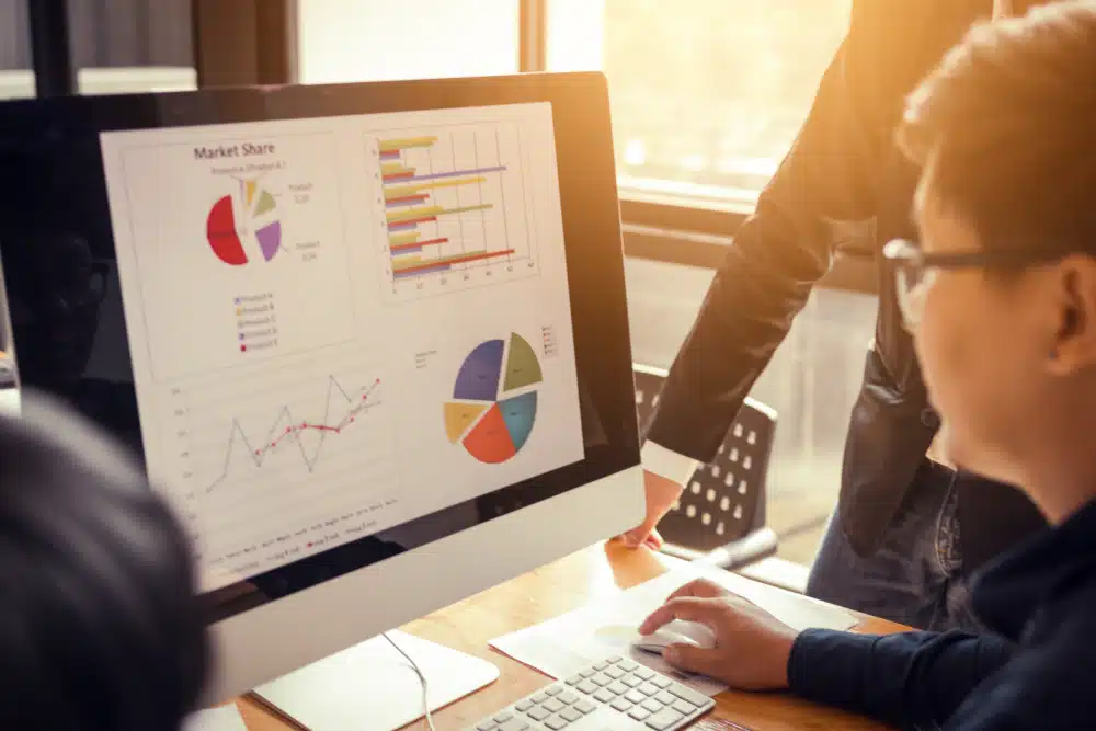 Leren beleggen – grafieken en marktanalyses op computer