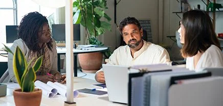 Werken bij investABC - sollicitatie van personen rond de tafel