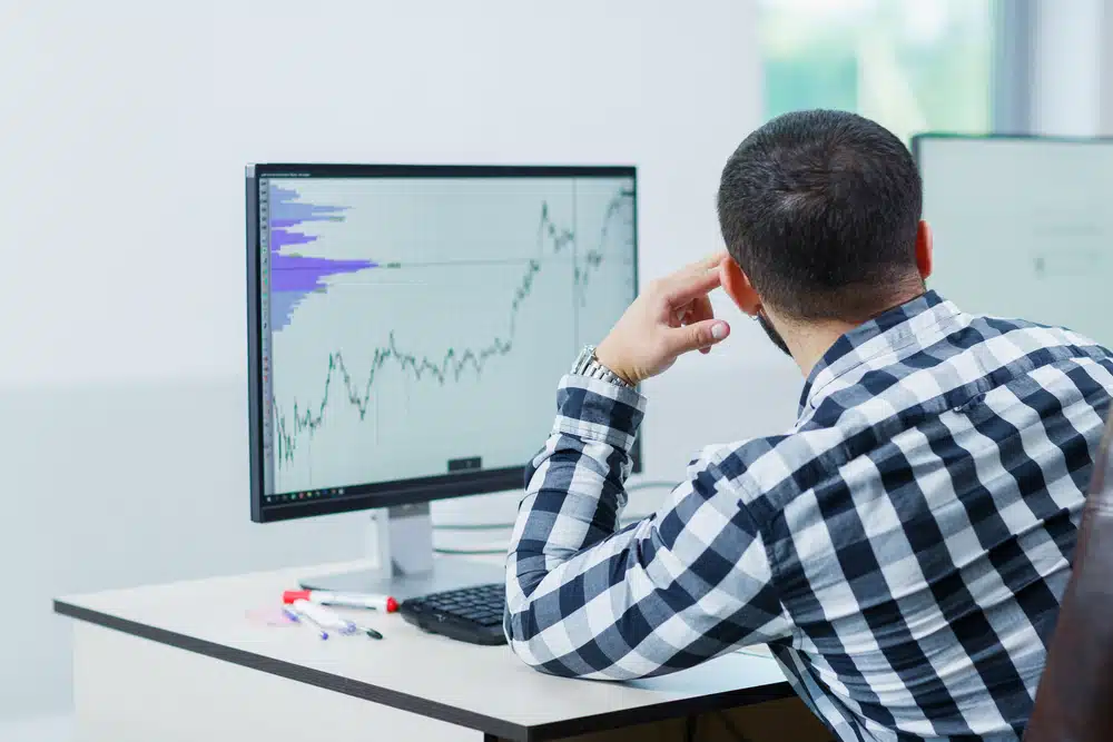 Analist bekijkt TransStock geavanceerde functies op computerscherm.