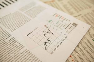 Portefeuillebeheer: deze afbeelding toont een aandelenkoers in een krant, bovenop de koersen van verschillende aandelen.