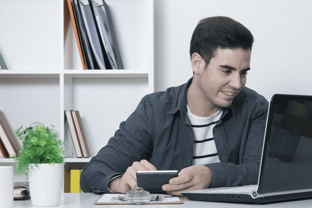 Man leert zelfstandig beleggen met oefeningen van de beleggersacademy aan laptop online beleggerscursus