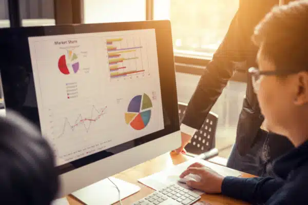 Leren beleggen – grafieken en marktanalyses op computer