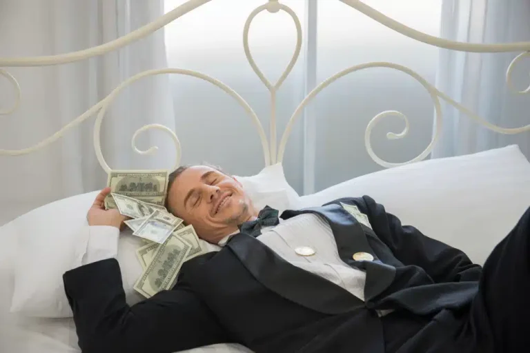 Man ligt ontspannen terwijl hij zijn geld laat werken – visuele metafoor voor hangmatbeleggen en passief beleggen met ETF’s.